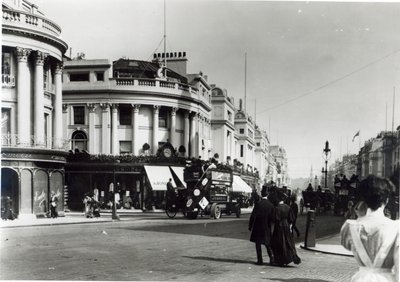 リージェントストリート、ロンドン、1900年頃 作： English Photographer